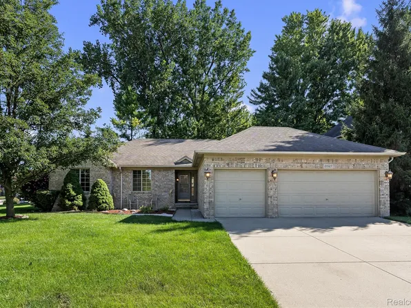 21527 Tangel Dr, Macomb, MI 48044