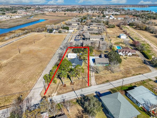 314 E Bayshore Dr, Palacios, TX 77465