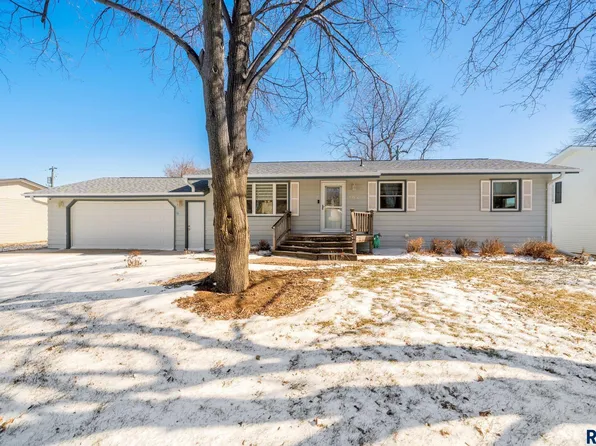 106 Anna Way, Harrisburg, SD 57032