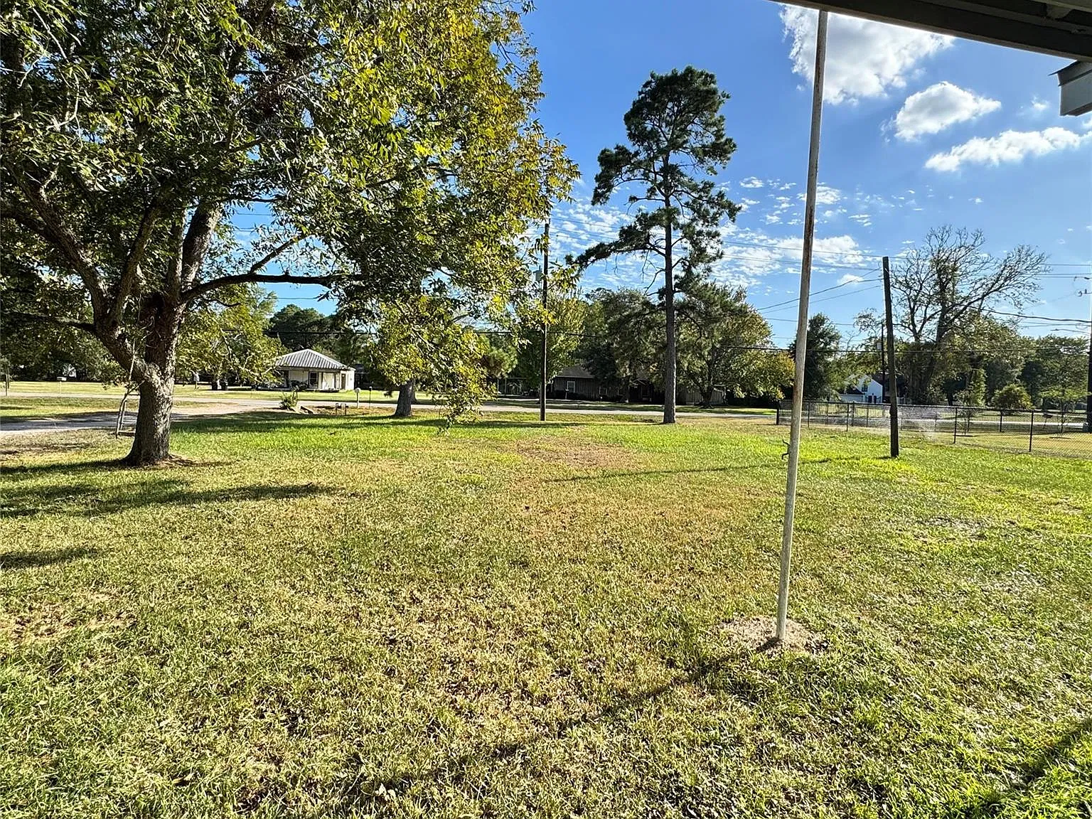 3 bed, 1.0 bath, 1408 sqft, $1,600 — Photo 3