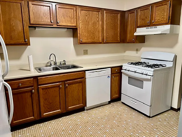 1043 Cranston Dr — Photo 3