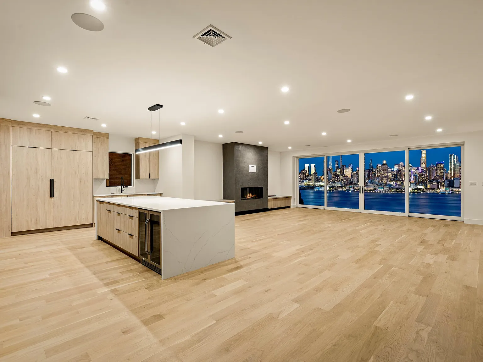 5 bed, 7.0 bath, 5100 sqft, $25,000 — Photo 2