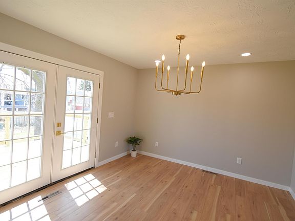 3rd image of 830 Ash St