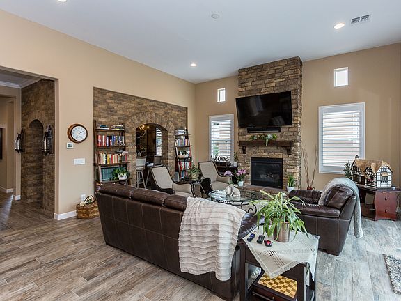 4th image of 819 Royal Tulips St