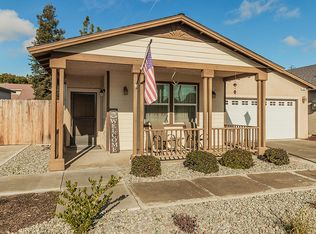 325 Birch Ln, Dinuba, CA 93618