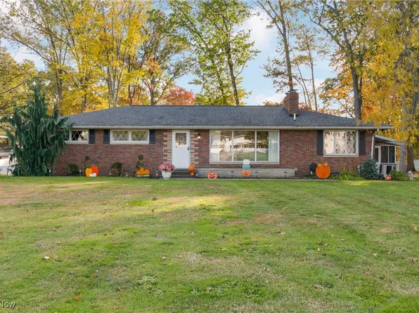 2084 Hazel St NE, Hartville, OH 44632
