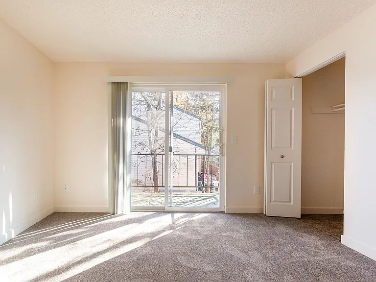 Manchester Square Apartments — Photo 11
