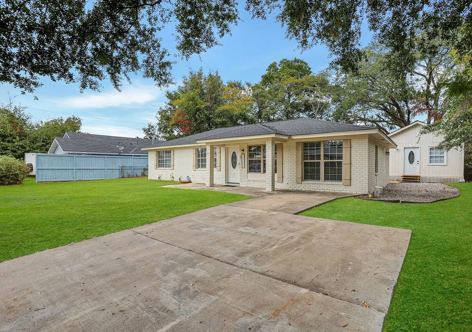 4 Bedroom, 2 Bath Brick Home in Savannah — Photo 3
