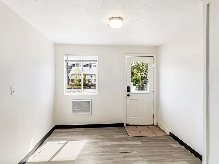 135 S 10th St — Photo 5