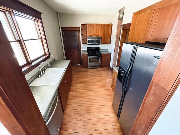 3rd image of 842 Ashland Ave #1