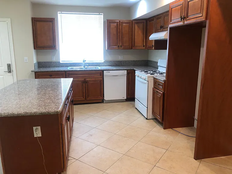 16429 Victory Blvd — Photo 24