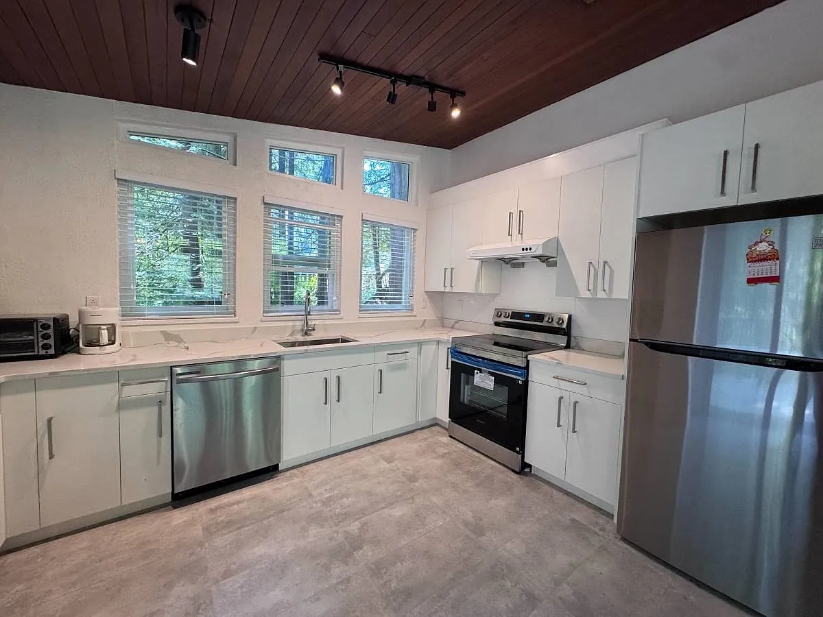 5 bed, 2700 sqft, $4,000 — Photo 3