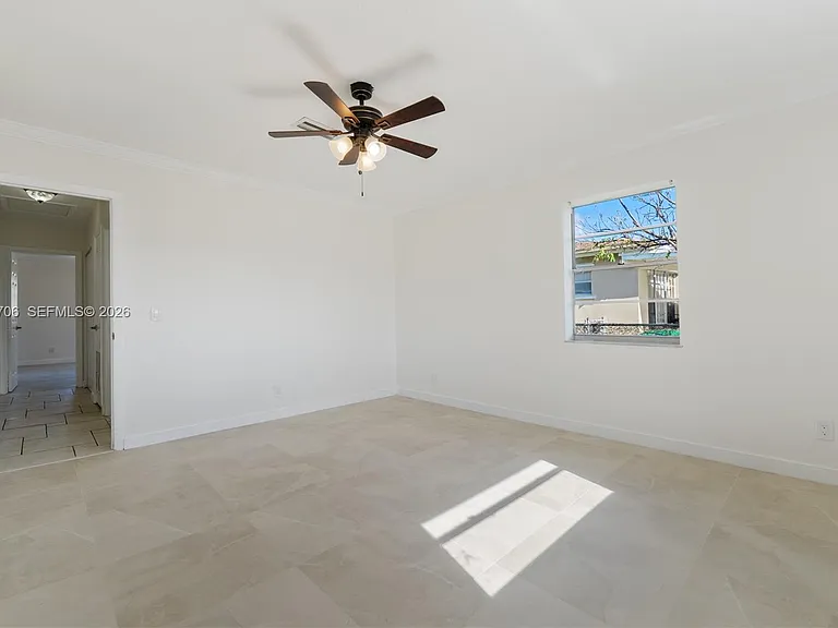 232 SE 6th St — Photo 33