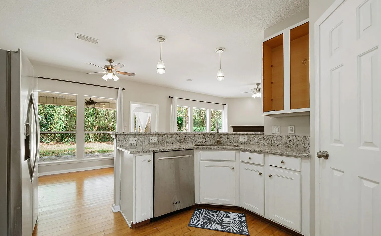 4 bed, 2275 sqft, $2,800 — Photo 4