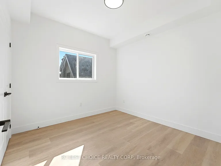 108 Briscoe St E — Photo 21