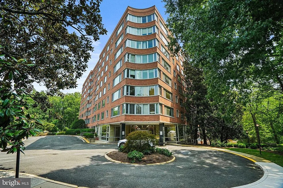 2 bed, 918 sqft, $2,700 — Photo 3