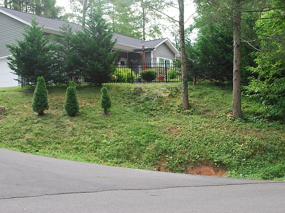2nd image of 608 E Reagan Ln