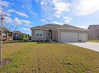 1117 Winterberry Cir, Oak Grove, MO 64075