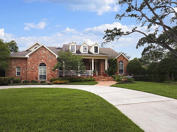 Linview Dr. is a beautiful non through street in popular Linkwood. Recent & new construction, as wel