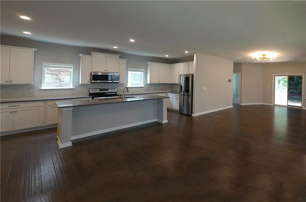5 bed, 3.0 bath, 2814 sqft, $2,650 — Photo 4