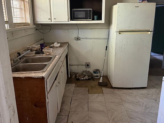 4th image of 1482 Cameron St