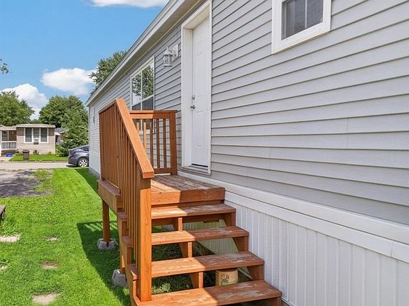 3rd image of 122 Steven Ct