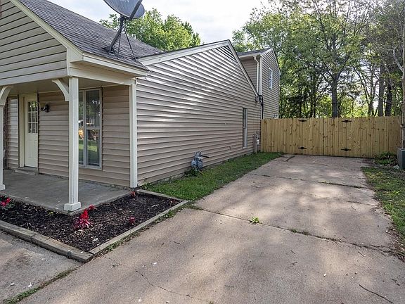 2nd image of 2806 Dromedary Dr