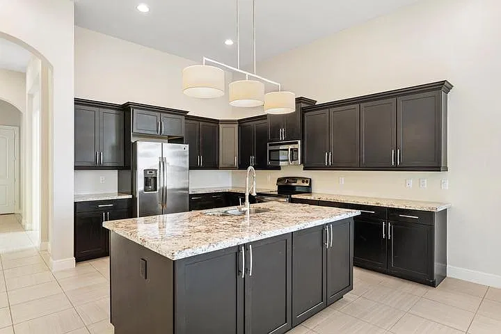 3 bed, 2206 sqft, $3,900 — Photo 4