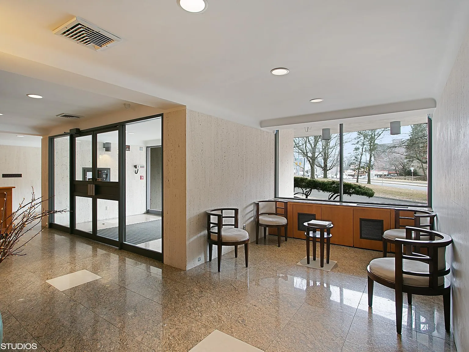 The Carlton Plaza — Photo 4