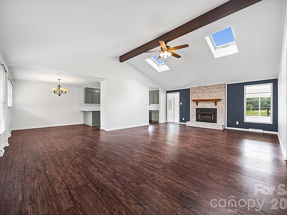 3rd image of 130 Briarwood Dr