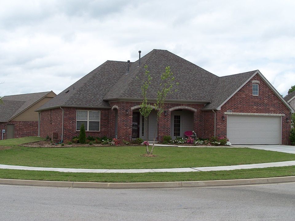 Lovely home on corner cul-de-sac lot in golf course community.