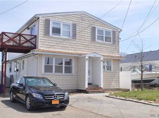 271 E Riviera Dr, Lindenhurst, NY 11757