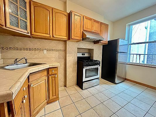 3rd image of 545 Throop Ave APT 2