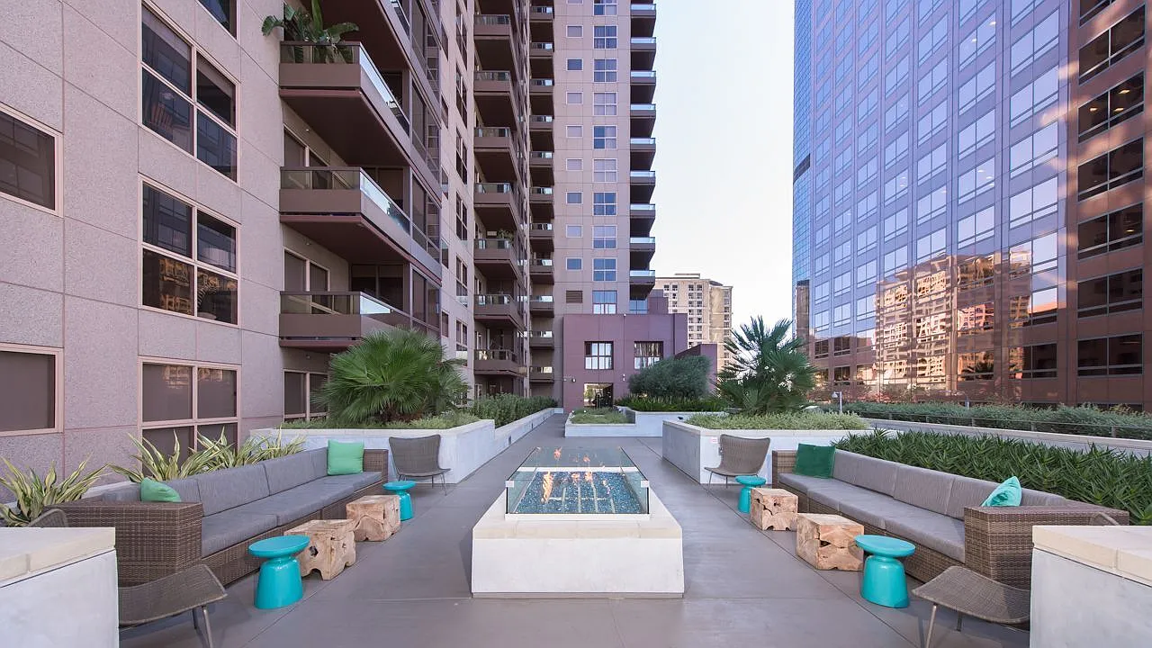 255 Grand — Photo 4