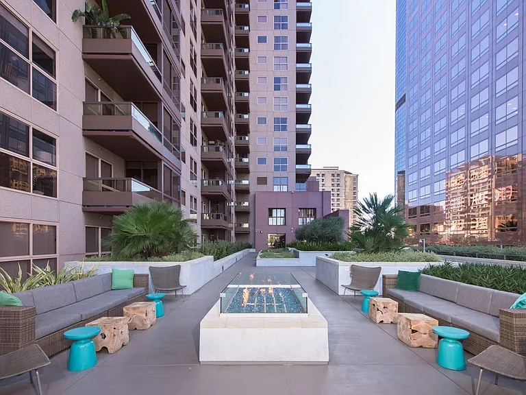 255 Grand — Photo 4