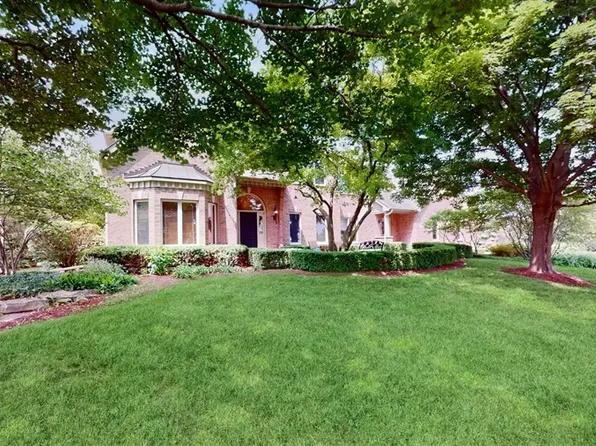 2703 Skyline Dr, Crystal Lake, IL 60012