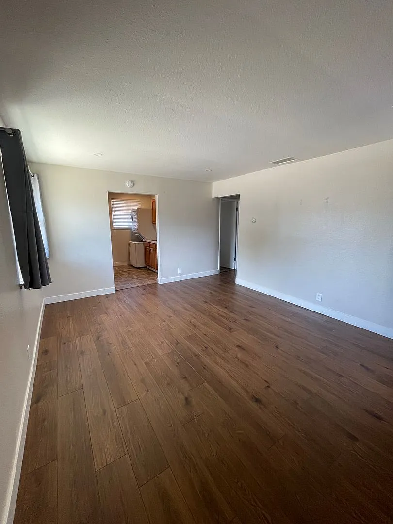2bed/1bath duplex 1 block from Vaca High School! Remodeled interior, dual pane windows with detac... — Photo 4