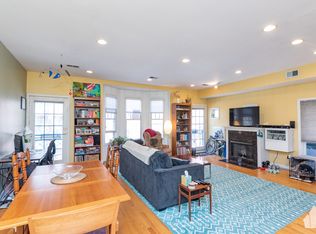 811 W Superior St UNIT 3, Chicago, IL 60642