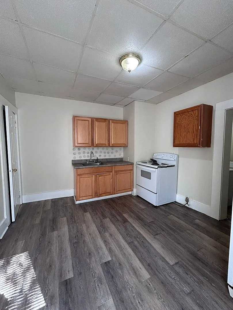 3 bedroom, 1 bath, 2 story half double house — Photo 4