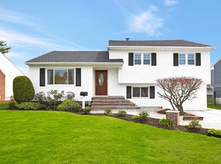 47 Glenbrook Rd, Hicksville, NY 11801