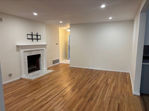 4th image of 6213 Enfield Ave