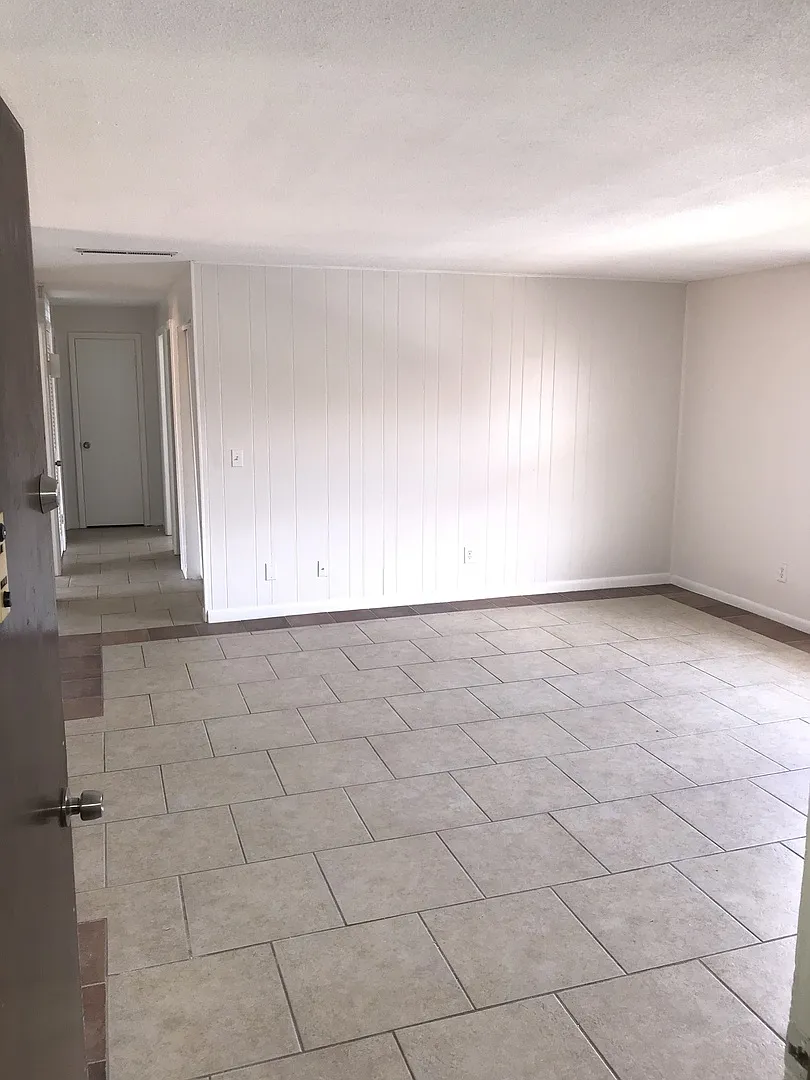 1667 W Oak Ridge Road — Photo 4