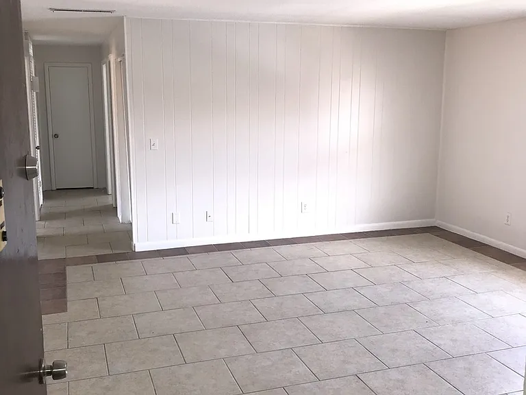 1667 W Oak Ridge Rd #D — Photo 3