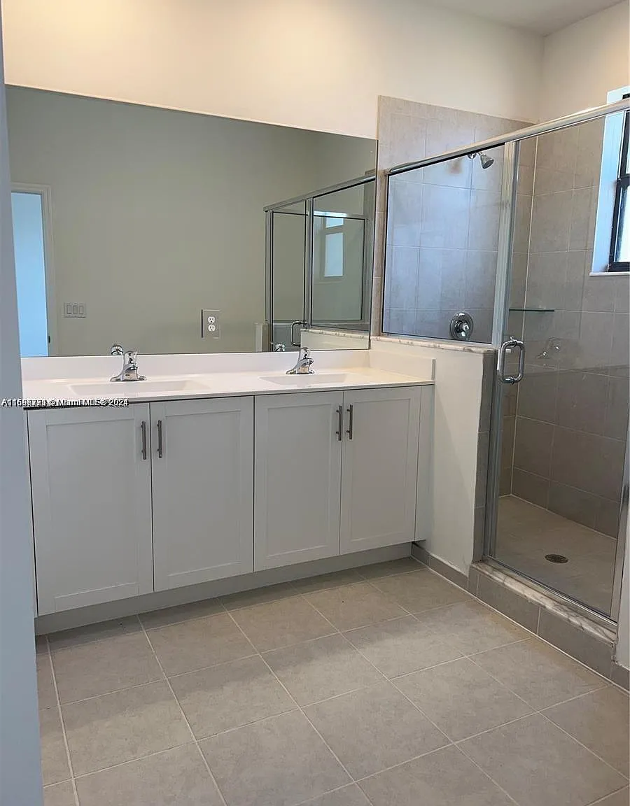 3 bed, 2.5 bath, 1331 sqft, $2,600 — Photo 4