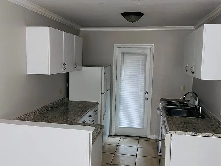 111 Columbia Dr #6 — Photo 6