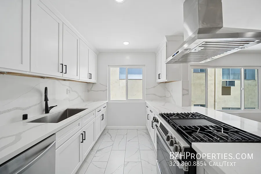 Modern West Hollywood Living - 2 Bed, 2 Bath with Parking and Chef's Kitchen — Photo 4