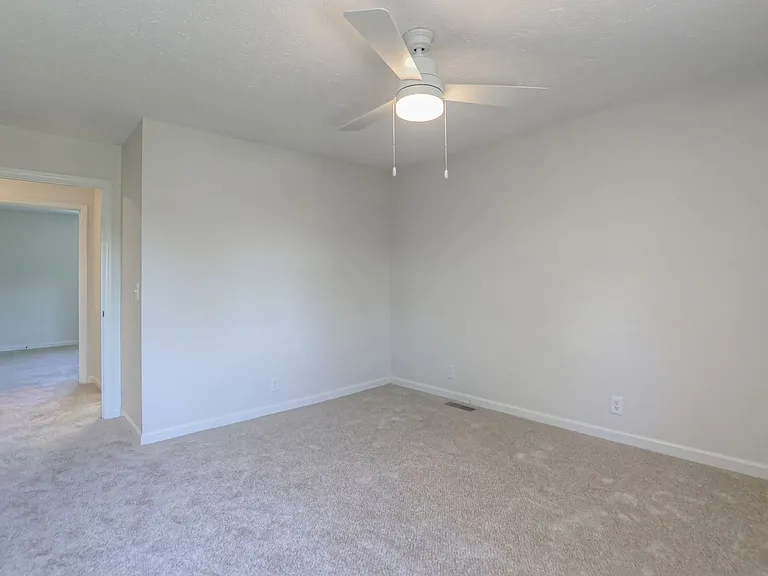 135 Brentwood Sq — Photo 10