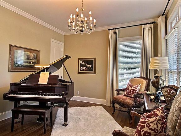 3rd image of 4543 W Woodlawn Cres