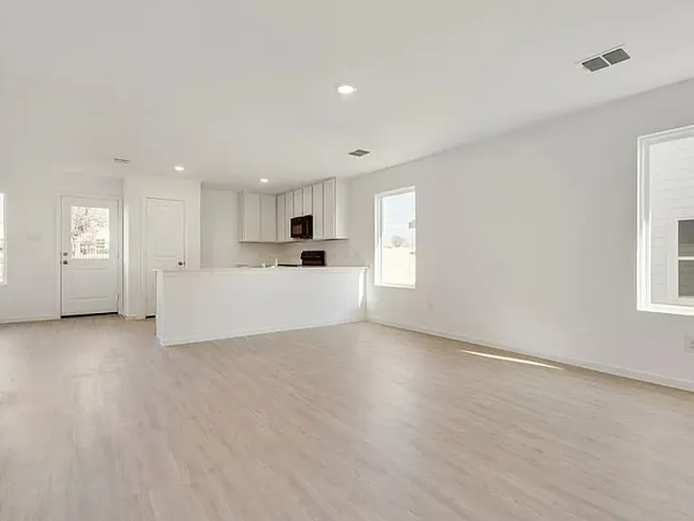 613 Holleman Dr — Photo 5