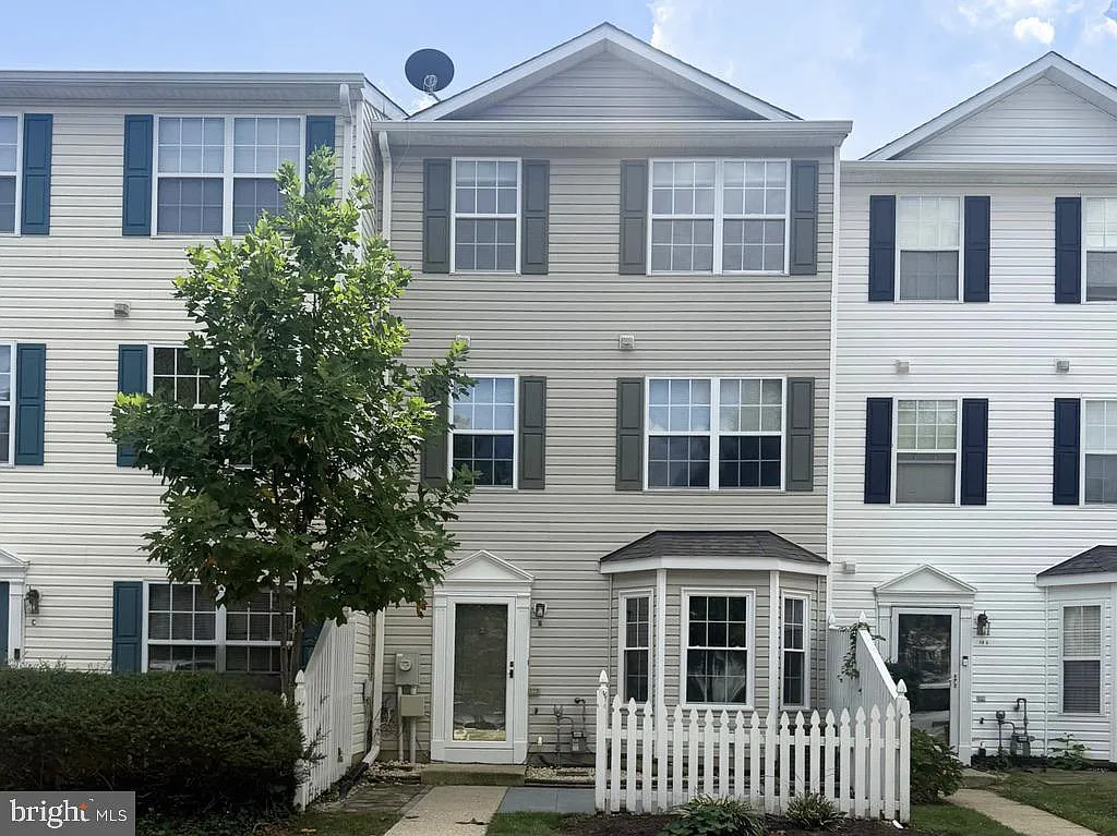 3 bed, 2.5 bath, 1694 sqft, $2,550 — Photo 1